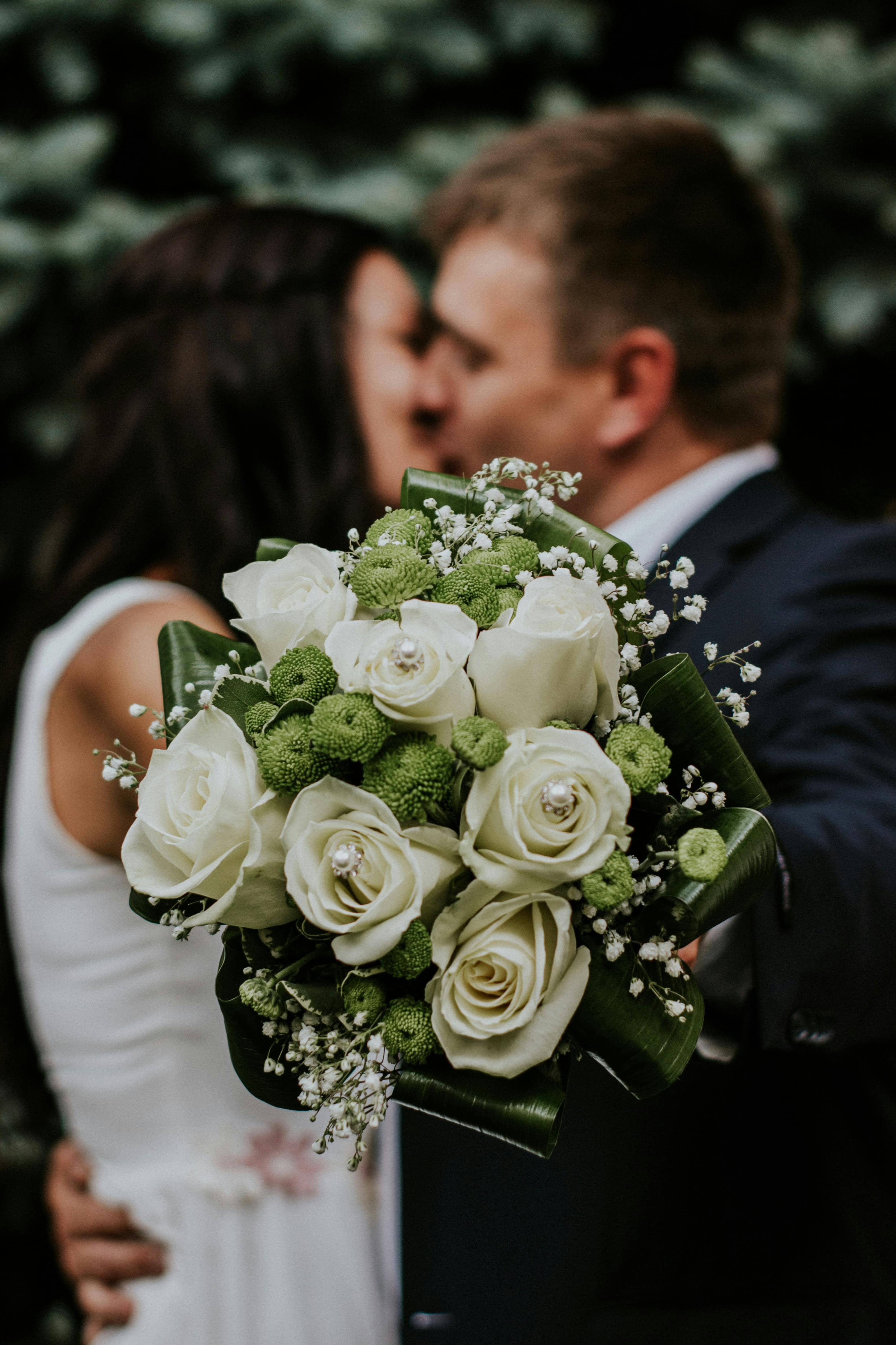 Invitaciones digitales para boda con pampas y flores blancas en tonos neutros