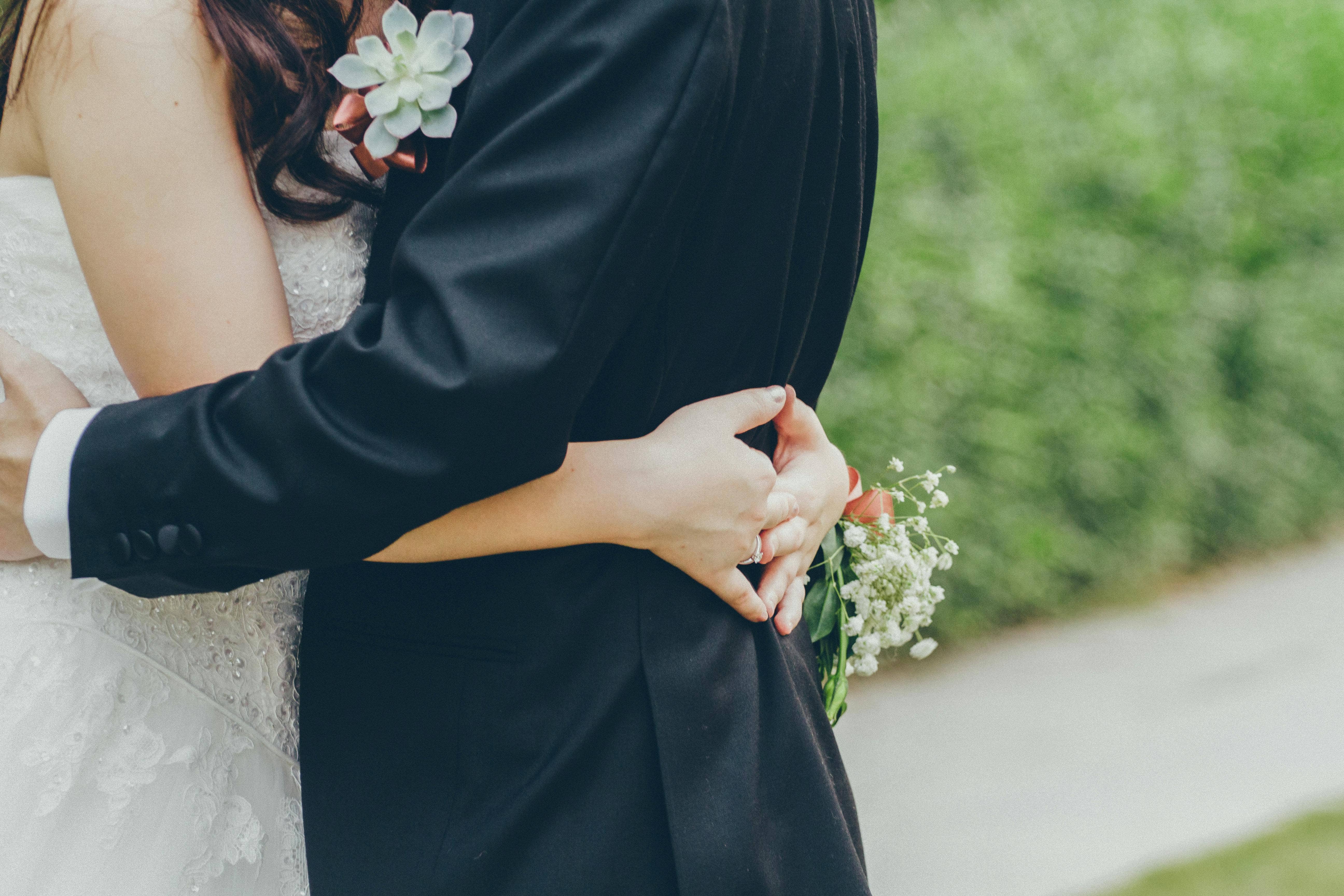 Invitación digital para boda con rosas azules y follaje de eucalipto en acuarela